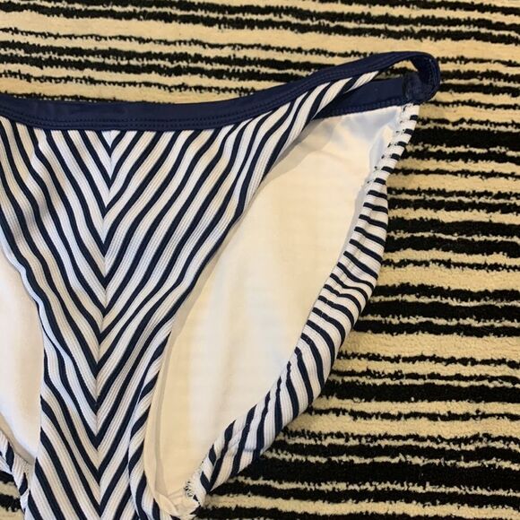 Striped bikini  - Picture 3 of 4